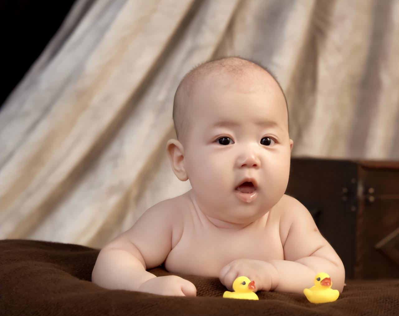 颜丹晨晒全家福为儿子庆百天,产后三个多月瘦34斤,状态超赞