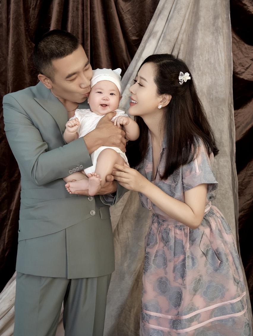 颜丹晨晒全家福为儿子庆百天,产后三个多月瘦34斤,状态超赞