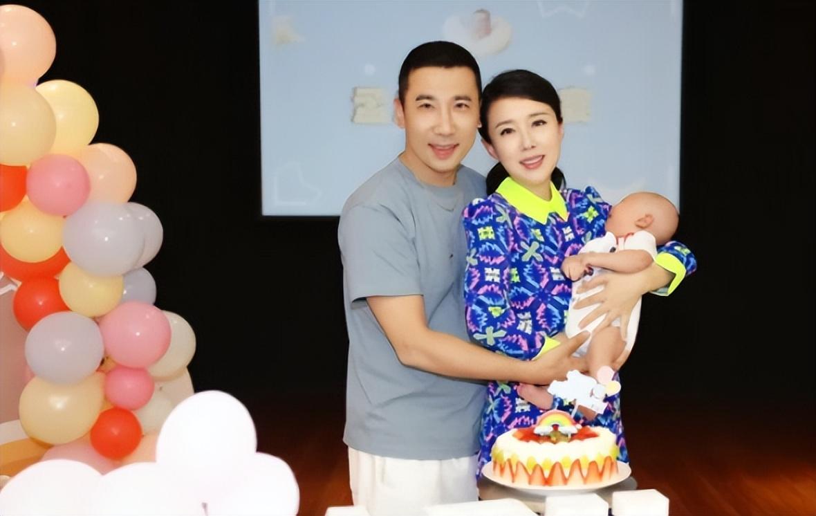 颜丹晨晒全家福为儿子庆百天,产后三个多月瘦34斤,状态超赞
