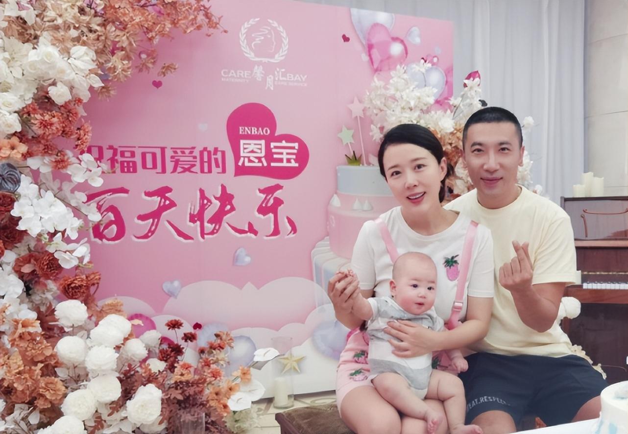 颜丹晨晒全家福为儿子庆百天,产后三个多月瘦34斤,状态超赞