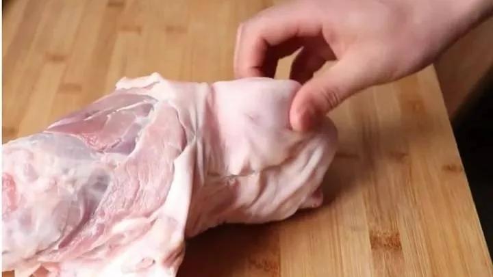 猪肘子在家如何做(猪肘子在家怎么做)