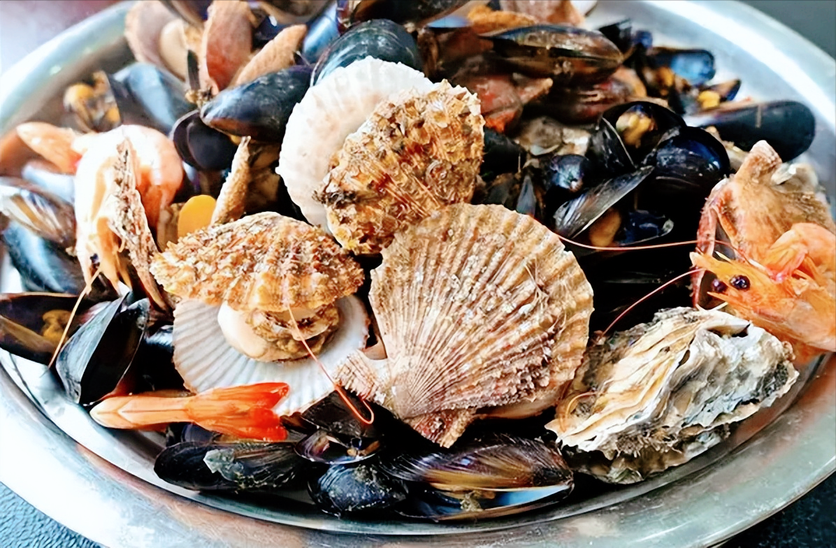 轮船船底每次刮下几十吨海鲜,都卖给了海鲜市场,这种海鲜能吃吗