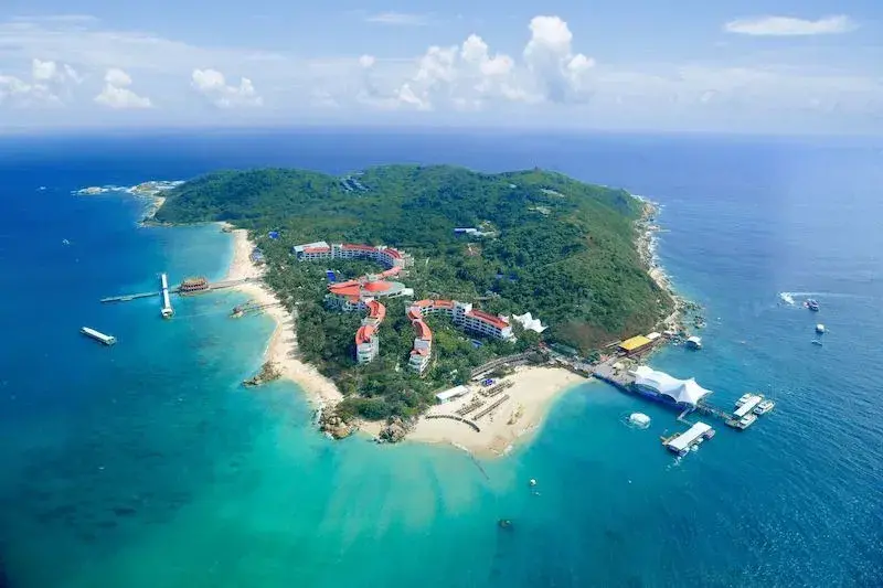 280人的惊魂60小时:从三亚撤到海口、一天打100个电话、最后一分钟赶上飞机