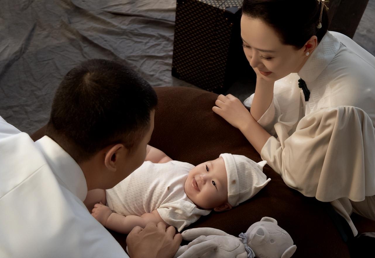 颜丹晨晒全家福为儿子庆百天,产后三个多月瘦34斤,状态超赞