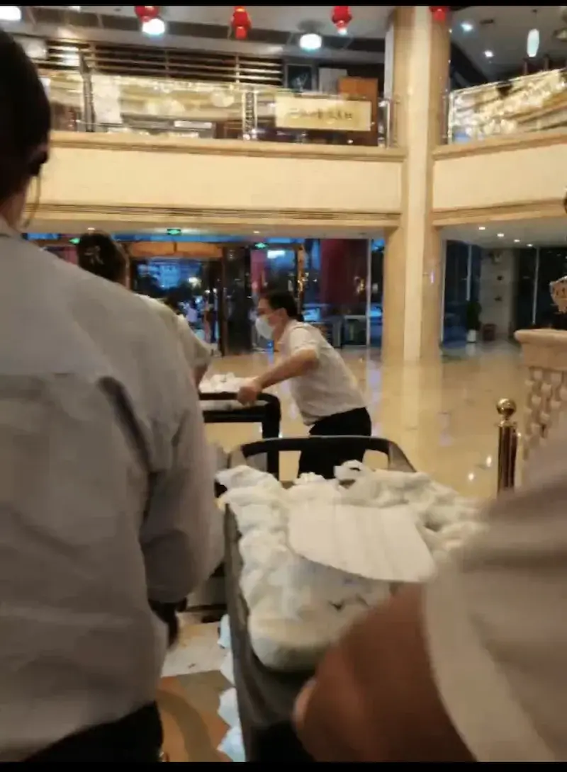 280人的惊魂60小时:从三亚撤到海口、一天打100个电话、最后一分钟赶上飞机