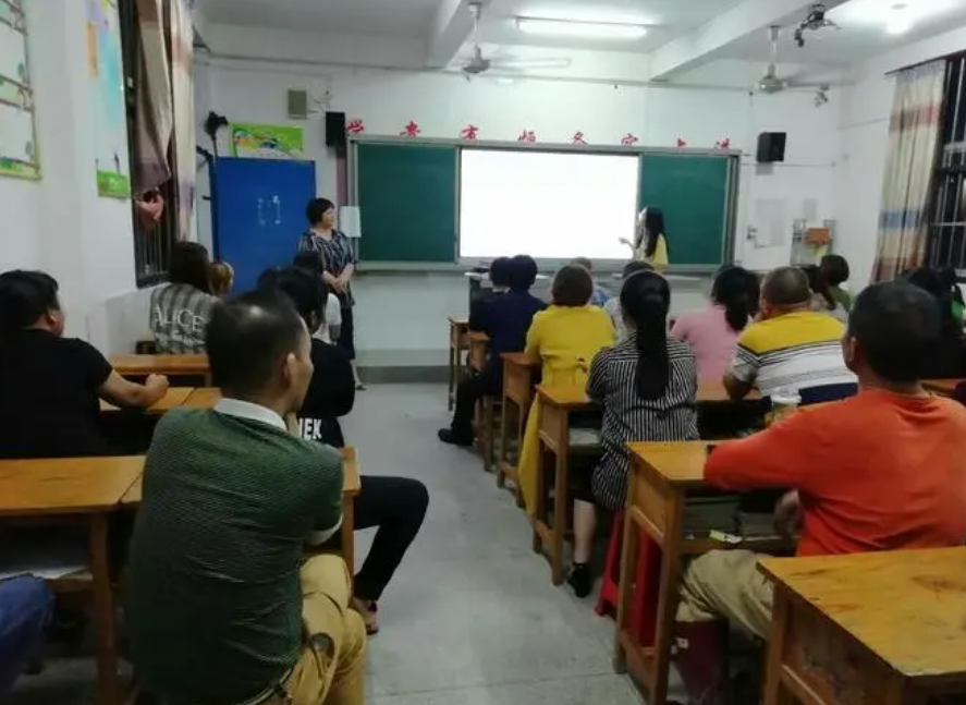 中考出成绩才知道,重点班的凤尾和普通班的鸡头,差别不是一丁点