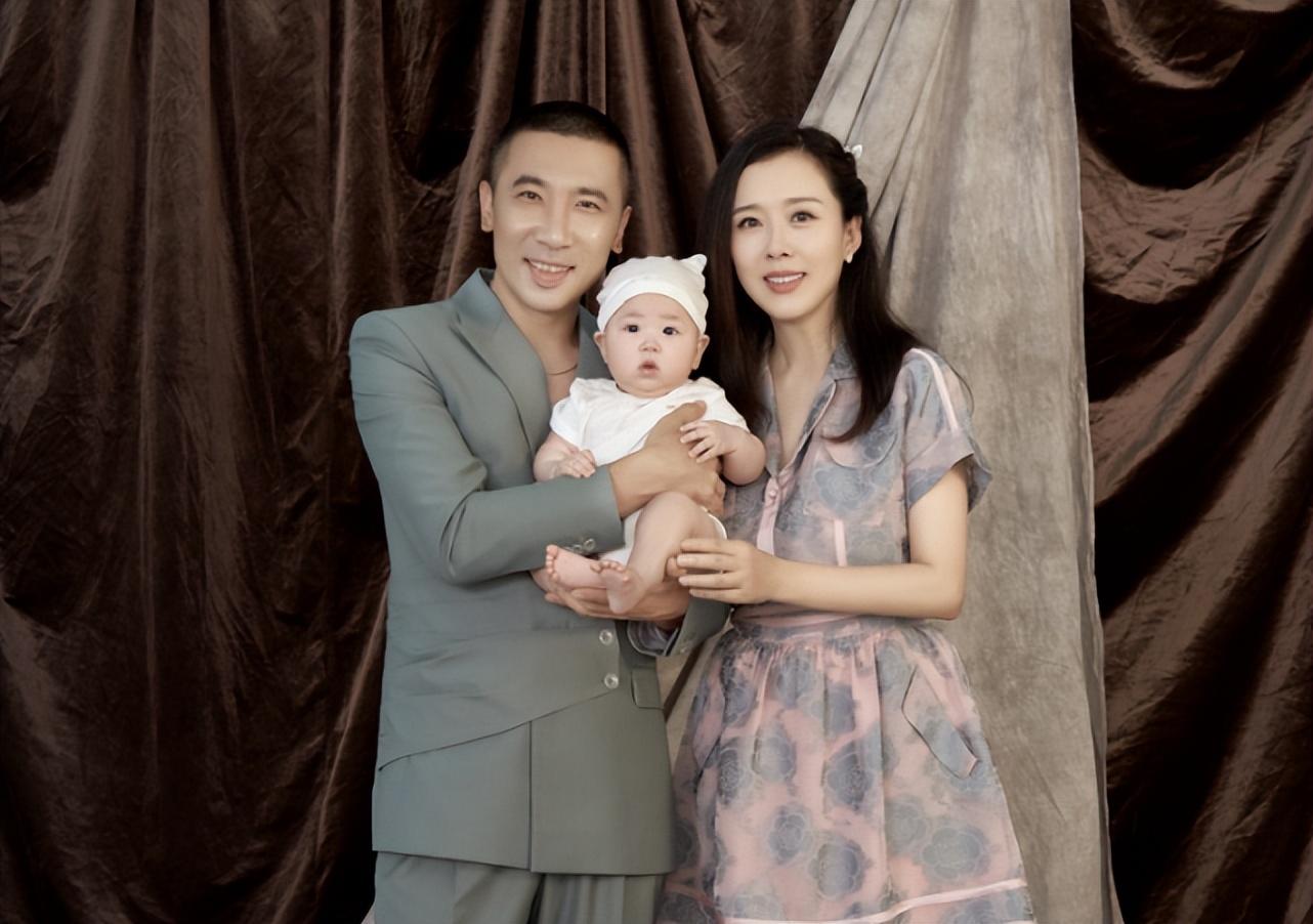 颜丹晨晒全家福为儿子庆百天,产后三个多月瘦34斤,状态超赞