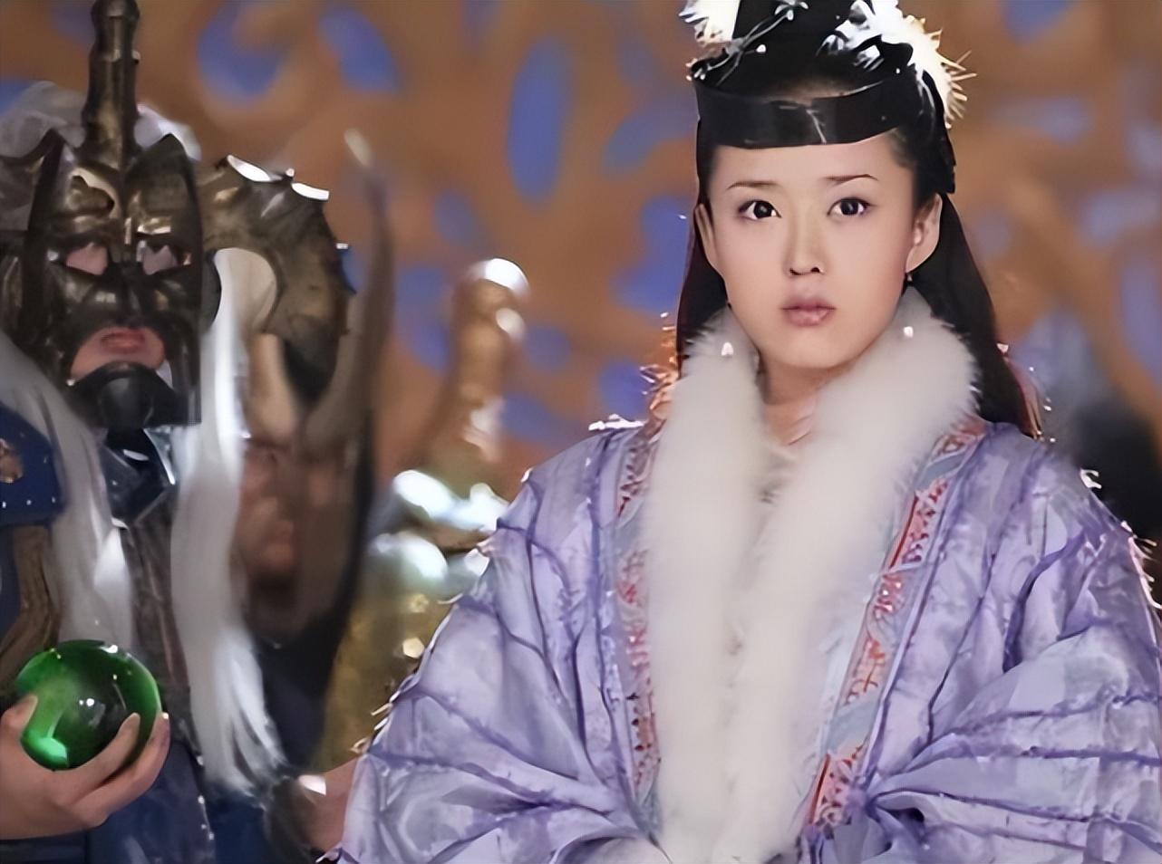 颜丹晨晒全家福为儿子庆百天,产后三个多月瘦34斤,状态超赞