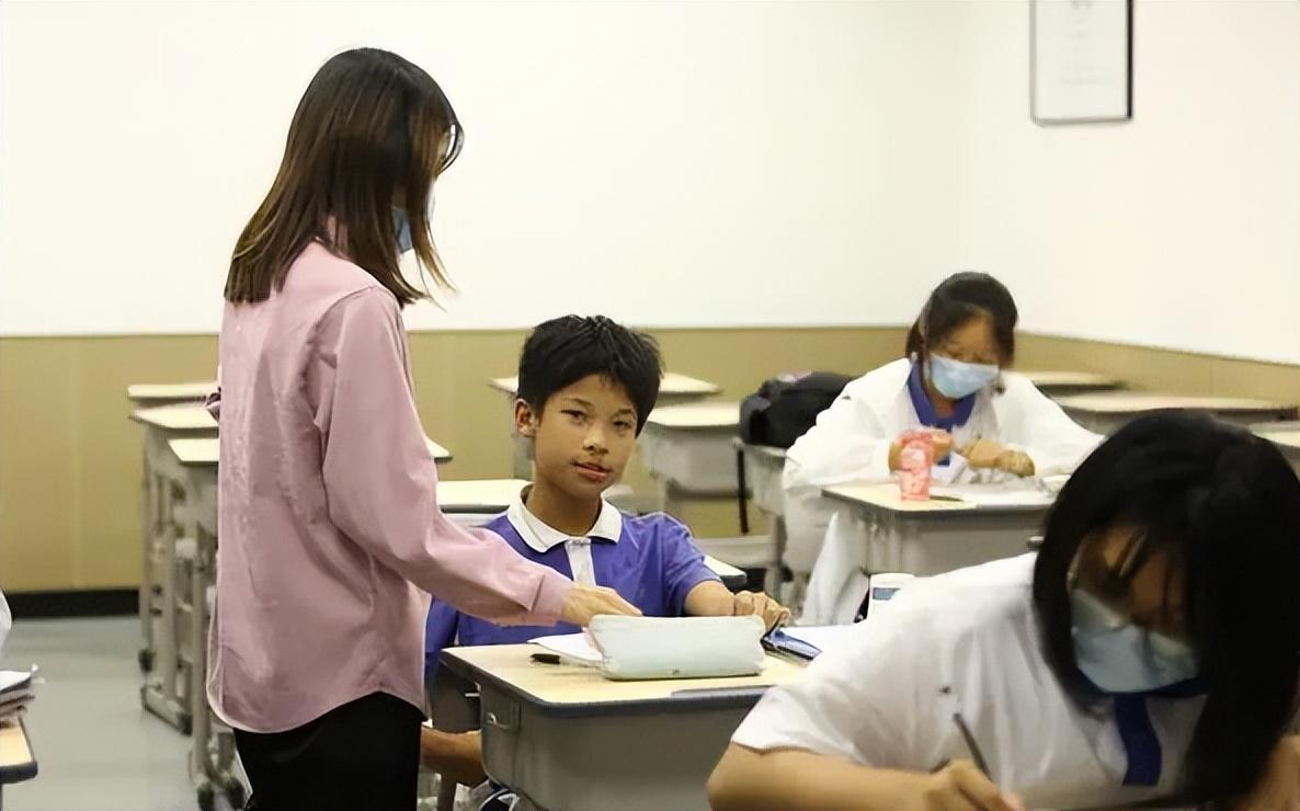 中考出成绩才知道,重点班的凤尾和普通班的鸡头,差别不是一丁点