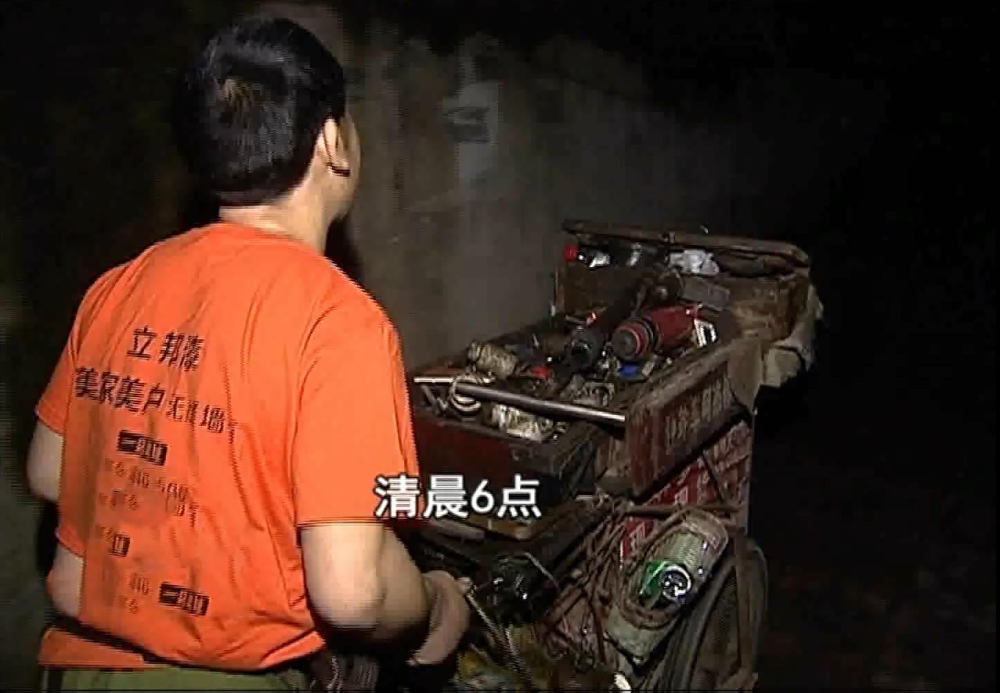 四川男子痴迷练武，每天穿500斤石鞋，八旬老母：媳妇都练没了