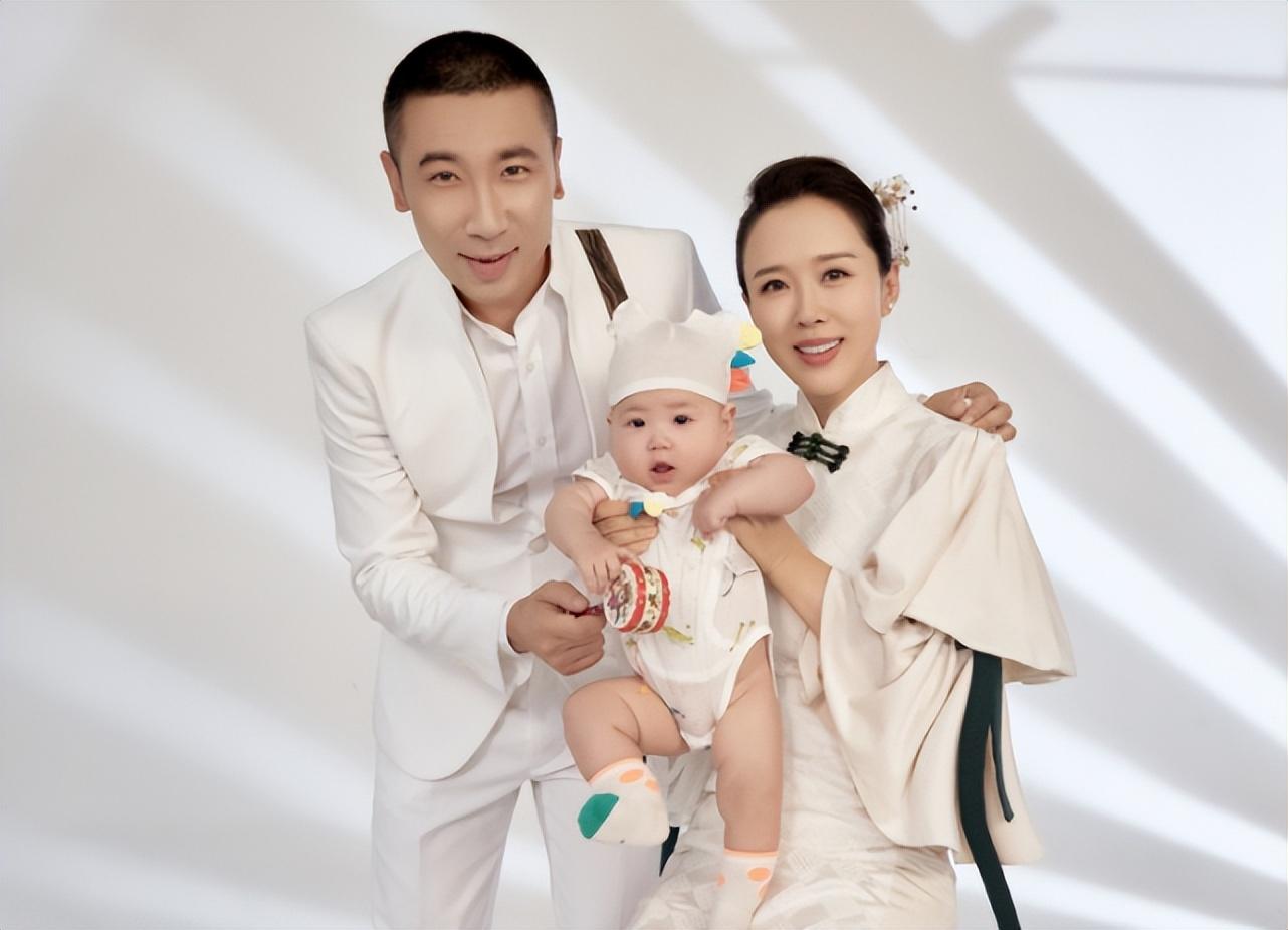 颜丹晨晒全家福为儿子庆百天,产后三个多月瘦34斤,状态超赞